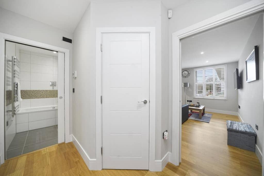 Апартаменты Flat 3 Bridge House Стейнс Экстерьер фото