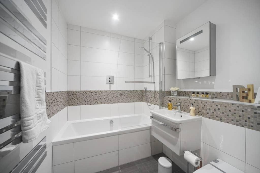 Апартаменты Flat 3 Bridge House Стейнс Экстерьер фото
