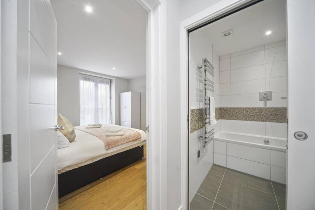 Апартаменты Flat 3 Bridge House Стейнс Экстерьер фото